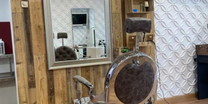 Butaca y espejo de peluquería