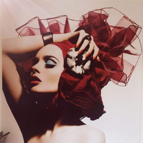 Mujer con tocado rojo