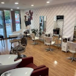 Peluquería con lavacabezas y espejos