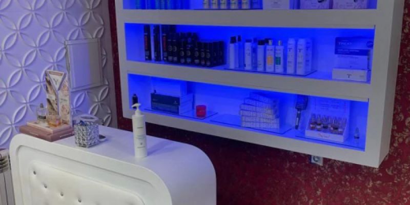 Mostrador blanco con estantería iluminada