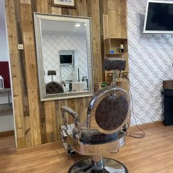 Butaca y espejo de peluquería