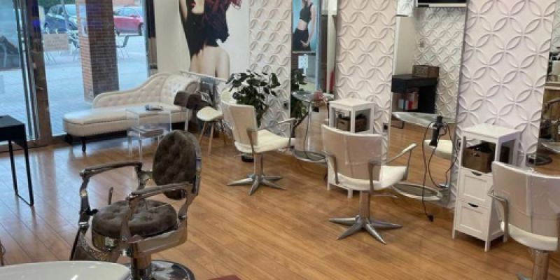 Peluquería con lavacabezas y espejos