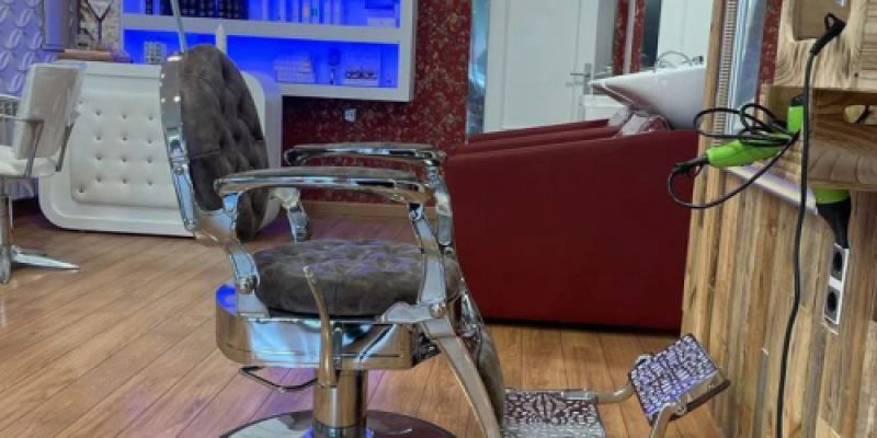 Silla de peluquería con mostrador al fondo