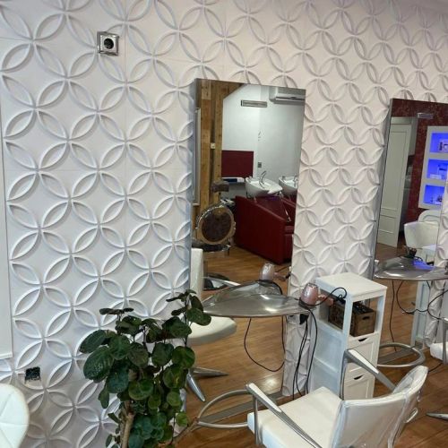 Butacas de peluquería y espejo