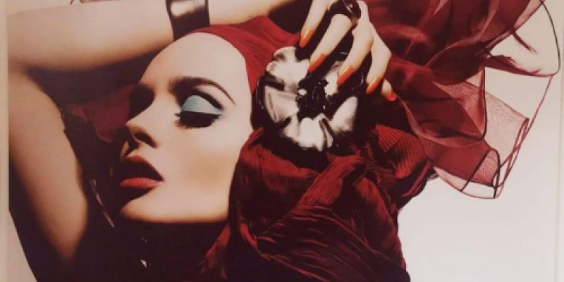 Mujer con tocado rojo