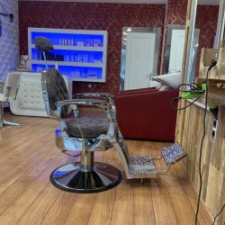 Silla de peluquería con mostrador al fondo