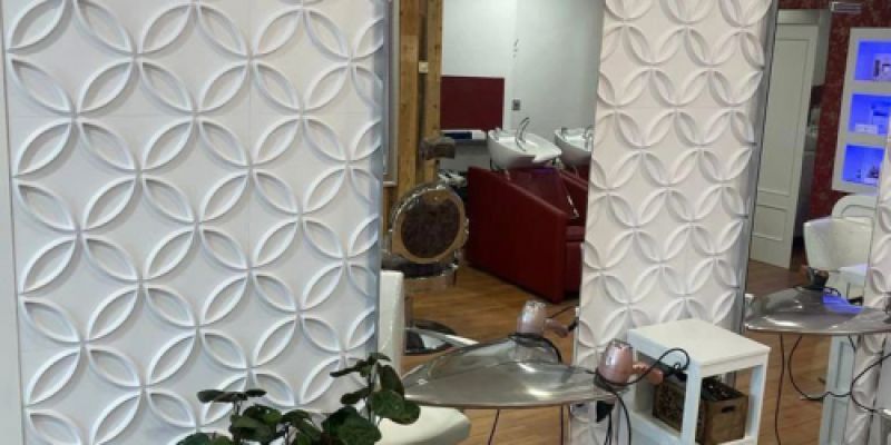 Butacas de peluquería y espejo