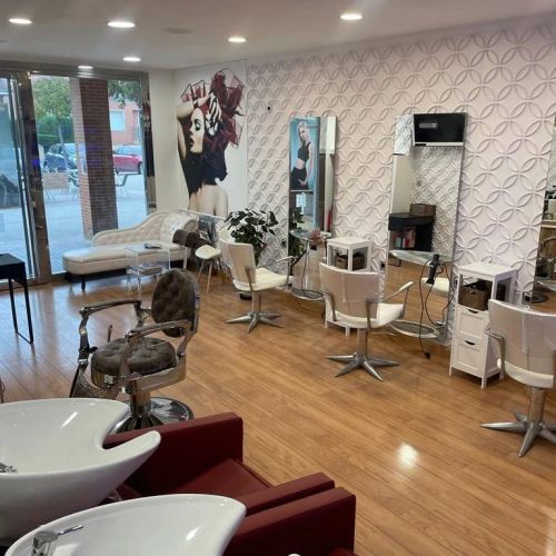 Peluquería con lavacabezas y espejos